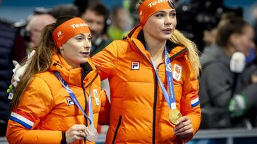 MILAAN - Femke Kok en Jutta Leerdam tijdens de medaille ceremonie na afloop van de 1.000 meter bij het langebaanschaatsen in het Milano Speed Skating Stadium op de Olympische Winterspelen van Milaan. SEM VAN DER WAL / ANP