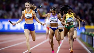 2023-08-27 21:54:03 BOEDAPEST - Lieke Klaver, Eveline Saalberg, Cathelijn Peeters en Femke Bol vieren winst op de 4x400 meter tijdens de laatste dag van de wereldkampioenschappen atletiek. ANP ROBIN VAN LONKHUIJSEN
