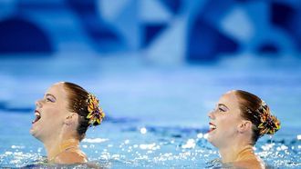 PARIJS - Noortje en Bregje de Brouwer tijdens het Synchroonzwemmen (v) duet vrije kür in het Aquatics Centre op de Olympische Spelen. ANP IRIS VAN DEN BROEK