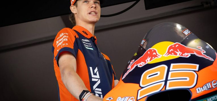 ASSEN - Collin Veijer (NED) bij zijn Kalex in de pitbox voor de Moto2 training voorafgaand aan de 95e editie van de TT van Assen. VINCENT JANNINK / ANP