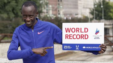 Kenya's Kelvin Kiptum celebrates winning the 2023 Bank of America Chicago Marathon in Chicago, Illinois, in a world record time of two hours and 35 seconds on October 8, 2023.  
KAMIL KRZACZYNSKI / AFP