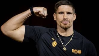CAIRO - Bokser Rico Verhoeven tijdens een weging in het Grand Egyptian Museum voorafgaand aan het titelgevecht met de ongeslagen wereldkampioen Oleksandr Usyk bij de Piramides van Gizeh. KOEN VAN WEEL / ANP
