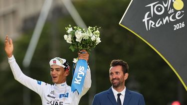 UAE Team Emirates - XRG's Mexican rider Isaac Del Toro celebrates on the podium with the best young rider's white jersey after the 21st stage of the 113th edition of the Tour de France cycling race, 88,7 km starting and finishing in Paris, on July 26, 2026. 
Anne-Christine POUJOULAT / AFP