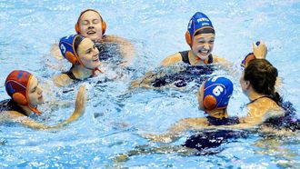 2023-07-26 18:02:16 FUKUOKA - Laura Aarts, Brigitte Sleeking, Lola Moolhuijzen, Simone van der Kraats vieren de overwinning na afloop van de halve finale waterpolo (vrouwen) tegen Italie tijdens de vierde dag van het WK Zwemmen in Japan. ANP KOEN VAN WEEL