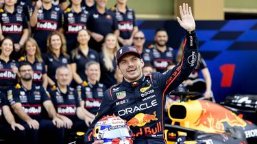 ABU DHABI - Max Verstappen (Red Bull Racing) tijdens een teamfoto op het Yas Marina Circuit voorafgaand aan de Abu Dhabi Grand Prix. ANP SANDER KONING