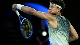 epa12686729 Ben Shelton of the USA in action during his men’s Quarterfinal against Jannik Sinner of Italy on day 11 of the 2026 Australian Open tennis tournament in Melbourne, Australia, 28 January 2026.  EPA/JOEL CARRETT AUSTRALIA AND NEW ZEALAND OUT