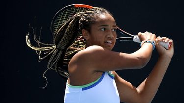 epa08171395 Robin Montgomery of the USA in action against Pia Lovric of Slovenia during a fifth round match on day nine of the Australian Open tennis tournament at Melbourne Park in Melbourne, Australia, 28 January 2020.  EPA/LUKAS COCH AUSTRALIA AND NEW ZEALAND OUT  EDITORIAL USE ONLY