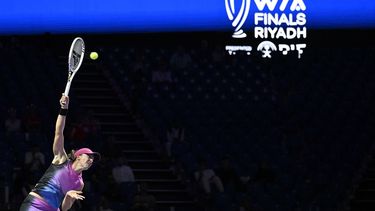 epa11698990 Iga Swiatek of Poland in action during her Singles group stage match against Barbora Krejcikova of Czechia at the WTA Finals in Riyadh, Saudi Arabia, 03 November 2024.  EPA/STRINGER