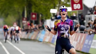 VALKENBURG - Mischa Bredewold (Nederland) viert haar overwinning tijdens de finish van de Amstel Gold Race 2025 voor vrouwen in Valkenburg. ANP MARCEL VAN HOORN