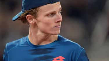 Dutch Jesper De Jong reacts during his men's singles match against Spain's Carlos Alcaraz Garfia on Court Philippe-Chatrier on day four of the French Open tennis tournament at the Roland Garros Complex in Paris on May 29, 2024. 
Bertrand GUAY / AFP