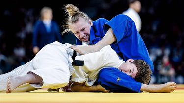 PARIJS - Judoka Julie Beurskens in actie tegen de Duitse Pauline Starke in de categorie vrouwen tot 57 kilogram van het judotoernooi op de Olympische Spelen in Frankrijk. ANP REMKO DE WAAL
