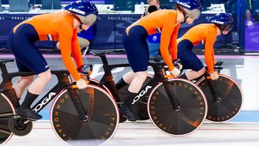 SAINT-QUENTIN-EN-YVELINES - Kyra Lamberink, Hetty van de Wouw en Steffie van der Peet tijdens de eerste ronde van het teamsprint baanwielrennen in het Velodrome op de Olympische Spelen. ANP IRIS VAN DEN BROEK