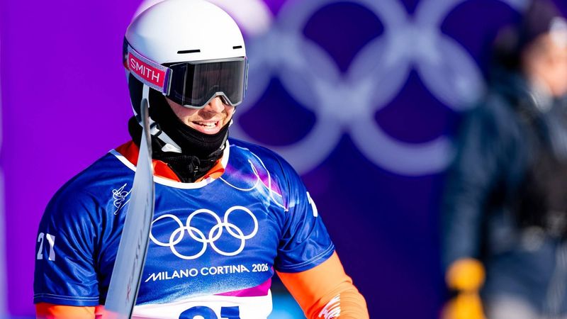 LIVIGNO - Snowboarder Glenn de Blois tijdens de kwalificaties voor het onderdeel cross op de Olympische Winterspelen van Milaan. IRIS VAN DEN BROEK / ANP