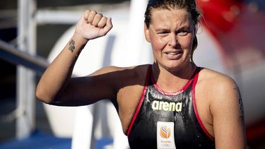 PARIJS - Sharon van Rouwendaal reageert na het behalen van goud op het openwaterzwemmen in de Seine tijdens de Olympische Spelen. ANP ROBIN VAN LONKHUIJSEN