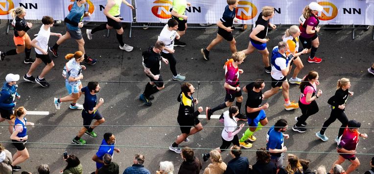ROTTERDAM - Marathon lopers op de Erasmusbrug gezien vanaf een hoog punt tijdens de 42e editie van de NN Marathon Rotterdam op 14 april 2024 in Rotterdam, Nederland. ANP JEFFREY GROENEWEG