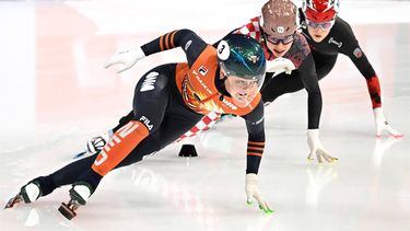 epa11895881 Dutch Xandra Velzeboer (L) competes during the women's 500m quarterfinal at the ISU Short Track World Tour in Assago near Milan, Italy, 14 February 2025. The sixth edition of the short track World Tour will run from 14 to 16 February 2025 and will also be the official test event for the Milan-Cortina 2026 Olympic Games.  EPA/Daniel Dal Zennaro