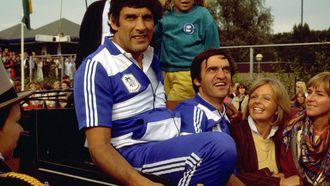 NLD-820615-UTRECHT: Paul Litjens (l) samen met Andre Bolhuis vrouwen en kinderen in een rijtuig voor de huldiging van de kampioenschappen. ANPFOTO HANS STEINMEIER