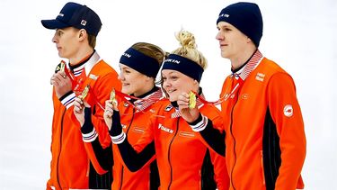 TILBURG - Jens van 't Wout (NED), Michelle Velzeboer (NED), Xandra Velzeboer (NED) en Teun Boer (NED) met hun gouden medaille op de finale Mixed team relay, op de laatste dag van de Odido Cup World Tour. In het IJssportcentrum vindt de vijfde wereldbekerwedstrijd shorttrack van dit seizoen plaats. ANP SEM VAN DER WAL
