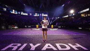 epa12512634 Elena Rybakina of Kazakhstan poses with her trophy after winning the 2025 WTA Finals final match against Aryna Sabalenka of Belarus in Riyadh, Saudi Arabia, 08 November 2025.  EPA/STRINGER