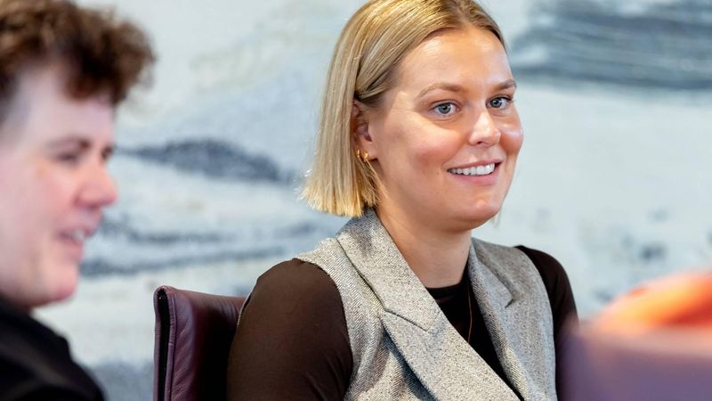 DEN BOSCH - Zwemster en drievoudig olympisch kampioen Sharon van Rouwendaal tijdens het uitreiken van de onderscheiding die hoort bij het Ereburgerschap van Brabant aan de oud-zwemster. ANP IRIS VAN DEN BROEK