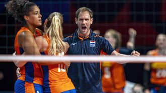 2023-09-01 21:08:46 BRUSSEL - vlnr Celeste Plak, Sarah van Aalen, Coach Felix Koslowski in actie tijdens de halve finale van het EK volleybal tegen regerend wereldkampioen Servie. ANP RONALD HOOGENDOORN