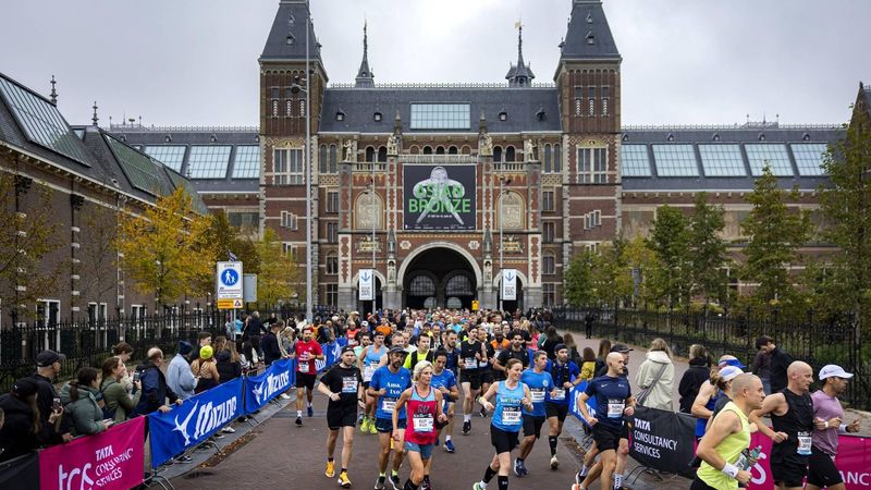 AMSTERDAM - Marathon lopers lopen onder het Rijksmuseum tijdens de 48e editie van de marathon van Amsterdam. ANP RAMON VAN FLYMEN