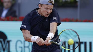 epa12907592 Netherland's Jesper de Jong in action during his men's singles first-round match against Spain's Rafael Jodar at the Madrid Open tennis tournament in Madrid, Spain, 22 April 2026.  EPA/JUANJO MARTIN