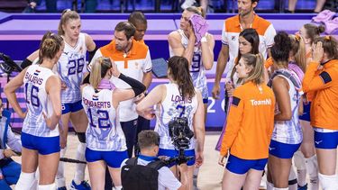 PARIJS - Coach Felix Koslowski temidden van de spelers tijdens de groepswedstrijd tussen Nederland en de Dominicaanse Republiek van het volleybaltoernooi tijdens de Olympische Spelen. ANP KOEN VAN WEEL