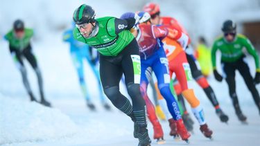 WEISSENSEE - Gary Hekman gaat als winnares over de streep van het Open Nederlands kampioenschap marathon op natuurijs. Door sneeuwval en slecht ijs konden eerder diverse wedstrijden op de Weissensee niet doorgaan. ANP VINCENT RIEMERSMA