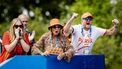 PARIJS - Prinses Amalia, koningin Maxima, prinses Alexia en koning Willem-Alexander juichen voor mountainbikester Puck Pieterse tijdens de mountainbike crosscountry finale op de Olympische Spelen in Frankrijk. ANP ROBIN VAN LONKHUIJSEN