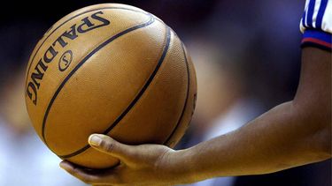 epa01187963 NBA official Violet Palmer holds a ball during a time out in the game between the Miami Heat and the Boston Celtics at the American Airlines Arena in Miami, Florida USA 30 November 2007. The Celtics defeated the Heat 95-85.  EPA/RHONA WISE