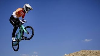ARNHEM - Laura Smulders in actie tijdens de vierde wedstrijd om de wereldbeker BMX. ANP ROBIN VAN LONKHUIJSEN