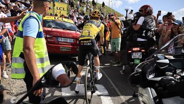 2023-07-19 17:06:34 epa10756029 Danish rider Jonas Vingegaard of team Jumbo-Visma gets blocked by the race director's car during the 17th stage of the Tour de France 2023, a 166kms race from Saint-Gervais Mont-Blanc to Courchevel, France, 19 July 2023.  EPA/MARTIN DIVISEK