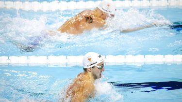 PARIJS - Caspar Corbeau (boven) en Arno Kamminga in actie tijdens de halve finales 100m school op de eerste dag van het olympische zwemtoernooi op de Olympische Spelen. ANP KOEN VAN WEEL