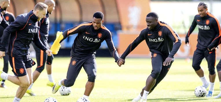ZEIST - Denzel Dumfries en Brian Brobbey tijdens een training van het Nederlands elftal in de week voorafgaand aan een oefeninterland tegen Noorwegen. ROBIN VAN LONKHUIJSEN / ANP