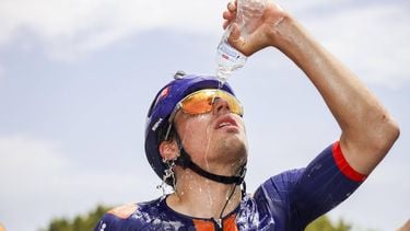 epa12676376 Ethan Vernon of NSN Cycling Team wins during stage 4, Brighton to Willunga Hill, 176km of the 2026 Men's Tour Down Under professional road bicycle race in Adelaide, Australia, 24 January 2026.  EPA/MATT TURNER EDITORIAL USE ONLY AUSTRALIA AND NEW ZEALAND OUT