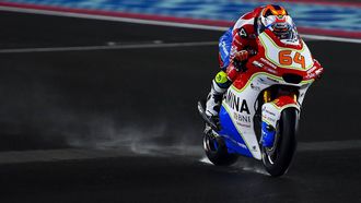 epa11207333 Netherlands Moto2 rider Bo Bendsneyder of Pertamina Mandalika SAG Team in action during a practice session of the Motorcycling Grand Prix of Qatar at the Losail International Circuit in Doha, Qatar, 08 March 2024. The 2024 Motorcycling Grand Prix of Qatar will be held on 10 March.  EPA/NOUSHAD THEKKAYIL