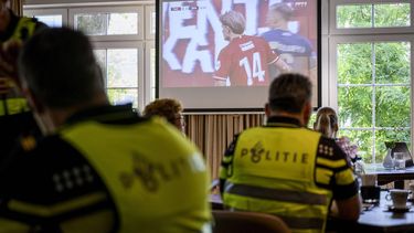 ENSCHEDE - Agenten kijken naar de wedstrijd FC Twente - Sparta tijdens een actie van de politiebonden buiten het voetbalstadion van FC Twente. De politiebonden voerden actie voor een beter vroegpensioen tijdens twee voetbalwedstrijden in de Eredivisie. ANP EMIEL MUIJDERMAN