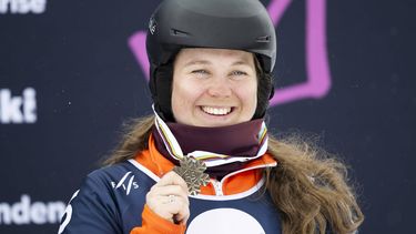 epa11981337 Third placed Michelle Dekker of the Netherlands poses on the podium for the Snowboard Alpine Parallel Slalom competition at the FIS Snowboard & Freestyle World Championships in St. Moritz, Switzerland, 22 March 2025.  EPA/GIAN EHRENZELLER