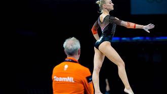 PARIJS - Turnster Sanne Wevers met Vincent Wevers tijdens de officiele podiumtraining voor de Olympische Spelen in Parijs. ANP IRIS VAN DEN BROEK