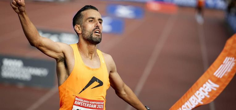 AMSTERDAM - Khalid Choukoud komt over de finish van de 50e editie van de marathon van Amsterdam. Choukoud is daarmee Nederlands kampioen marathon 2025. ANP KOEN VAN WEEL