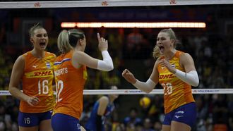 epa13054556 Netherlands' Elles Dambrink (R), Britt Bongaerts (C) and Indy Baijens (L) celebrate a point against Thailand during the Volleyball Nations League 2026 - Women's Pool 6 Week 2 match between Thailand and Netherlands in Bangkok, Thailand, 21 June 2026.  EPA/RUNGROJ YONGRIT