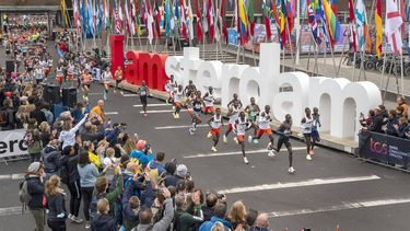 2021-10-17 09:03:26 AMSTERDAM - Deelnemers vertrekken bij het Olympisch Stadion tijdens de TCS Amsterdam Marathon. De 45e editie was een jaar uitgesteld vanwege de coronapandemie. ANP EVERT ELZINGA