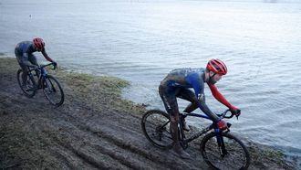 ZALTBOMMEL - Winnaar Lars van der Haar (L) en Joris Nieuwenhuis (R) in actie tijdens het Plieger NK veldrijden in Zaltbommel. ANP BAS CZERWINSKI