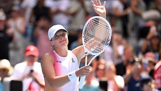 epa11821330 Iga Swiatek of Poland celebrates winning her round 1 match against Katerina Siniakova of the Czech Republic during the Australian Open at Melbourne Park in Melbourne, Australia, 13 January 2025.  EPA/JAMES ROSS AUSTRALIA AND NEW ZEALAND OUT