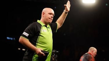 ROTTERDAM - Darter Michael van Gerwen in actie tegen Enelsman Stephen Bunting tijdens de elfde speelronde van de Premier League Darts in Ahoy Rotterdam. ANP BAS CZERWINSKI