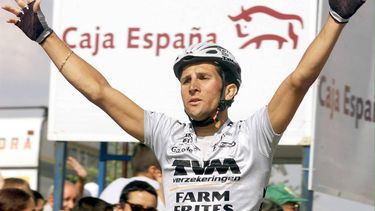 1999-08-05 18:48:00 GR01 - 19990805 - GRAJERA, SPAIN : Dutch cyclist and TVM team member Jeroen Blijlevens raises his arms on the finish line wnning the fifth stage of the Tour of Castilla y Leon in the village of Grajera Thursday 05 August 1999. (ELECTRONIC IMAGE) EPA PHOTO EFE/MONDELO