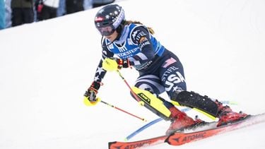 epa12527347 Mikaela Shiffrin of USA in action during the first run of the Women's Slalom race at the FIS Alpine Skiing World Cup event, in Levi, Finland, 15 November 2025.  EPA/KIMMO BRANDT