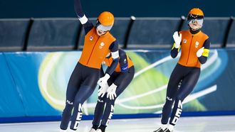 MILAAN - Joy Beune, Marijke Groenewoud, Antoinette Rijpma-de Jong in actie tijdens de halve finales ploegenachtervolging vrouwen bij het langebaanschaatsen in het Milano Speed Skating Stadium op de Olympische Winterspelen van Milaan. ROBIN VAN LONKHUIJSEN / ANP