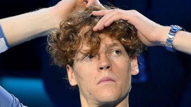 2023-11-19 20:48:05 epa10985381 Jannik Sinner of Italy looks on after losing his singles finals match against Novak Djokovic of Serbia at the Nitto ATP Finals tennis tournament in Turin, Italy, 19 November 2023.  EPA/ALESSANDRO DI MARCO